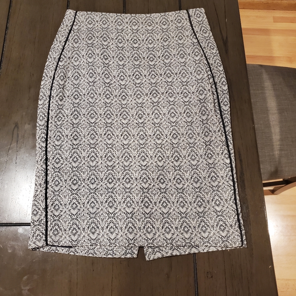 The Limited Pencil skirt with black piping